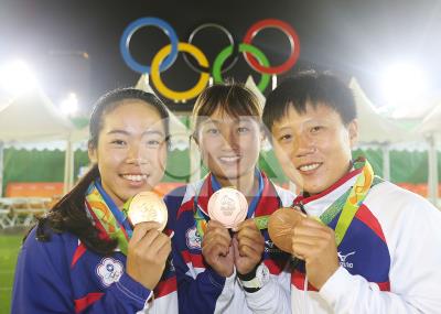 2016年第三十一屆里約奧運會，雷千瑩（右）、林詩嘉（中）、譚雅婷（左）獲射箭女子團體銅牌。
                                                                                資料來源：中央通訊社影像空間，〈奧運射箭女團 喜獲銅牌〉
