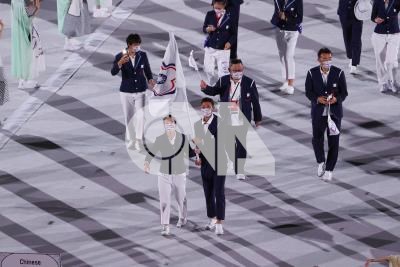 2020年第三十二屆東京奧運會開幕式，盧彥勳與郭婞淳共同掌旗入場。
                                                                                資料來源：中央通訊社影像空間，〈東奧開幕式 盧彥勳郭婞淳掌旗帶隊繞場〉
