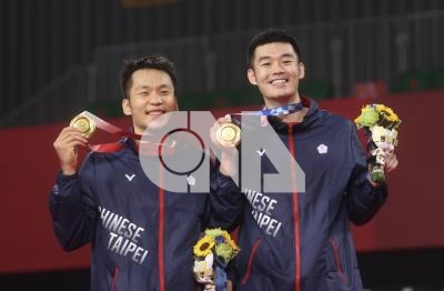 2020年第三十二屆東京奧運會，李洋（左）與王齊麟（右）獲羽球男子雙打金牌。
                                                                                資料來源：中央通訊社影像空間，〈東奧羽球男雙 李洋、王齊麟奪金〉