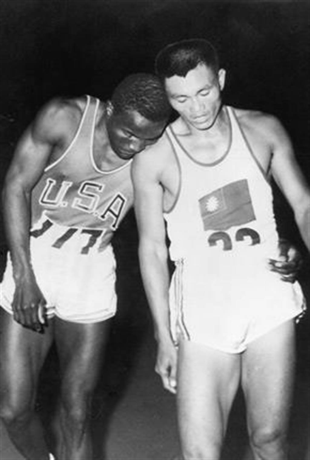 1960年第十七屆羅馬奧運會，田徑十項運動之1,500公尺項目完賽，強森力竭倚在楊傳廣肩上。
                                                                                資料來源：中時新聞網，〈奧運場上的君子之爭：楊傳廣與強生〉