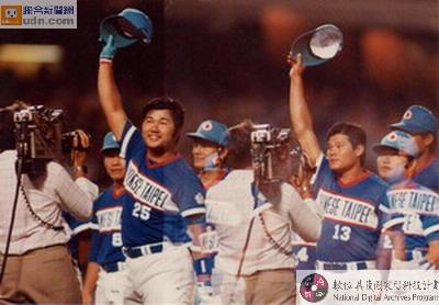 1984年第二十三屆洛杉磯奧運會棒球示範賽，我國成棒代表隊力克韓國，奪得銅牌。
                                                                                資料來源：典藏臺灣，〈中華棒球隊於奧運成棒賽贏得銅牌〉