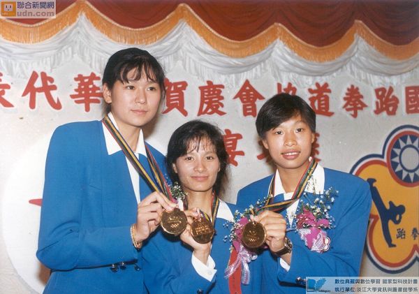 1992年第二十五屆巴塞隆納奧運會跆拳道示範賽，我國獲3金2銅佳績，右起童雅琳、羅月英、陳怡安。
                                                                                資料來源：典藏臺灣，〈巴塞隆納奧運摘下三金的跆拳道女將右起童雅琳、羅月英、陳怡安〉，