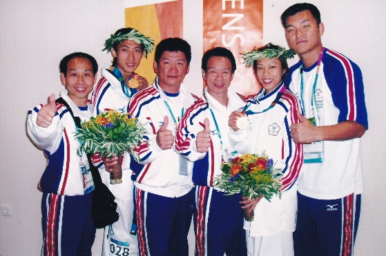 2004年第二十八屆雅典奧運會，陳詩欣（右二）和朱木炎（左二）分別獲得跆拳道女子49公斤級與男子58公斤級金牌。賽後與劉慶文總教練合影。
                                                                                資料來源：劉慶文先生提供
                                                                                