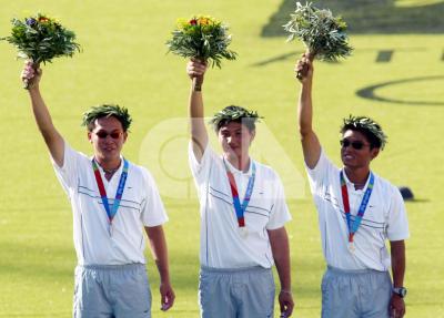 2004年第二十八屆雅典奧運會，陳詩園（右）、王正邦（中）與劉明煌（左）獲射箭男子團體銀牌。
                                                                                資料來源：中央通訊社影像空間，〈中華男子神射 奧運奪銀〉
                                                                                