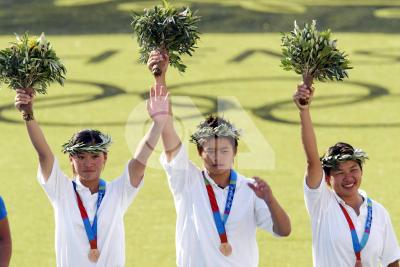 2004年第二十八屆雅典奧運會，吳蕙如（左）、袁叔琪（中）與陳麗如（右）獲射箭女子團體銅牌。
                                                                                資料來源：中央通訊社影像空間，〈中華奧運女子射箭團體摘銅〉