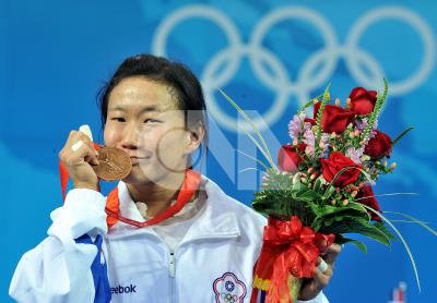 2008年第二十九屆北京奧運會，陳葦綾獲舉重女子48公斤級銅牌，後遞補金牌。
                                                                                資料來源：中央通訊社影像空間，〈中華隊陳葦綾女子舉重摘銅〉