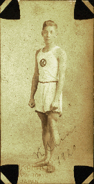 1920年陳啟川先生穿著慶應義塾大學田徑代表隊服裝留影。
                                                                                資料來源：陳啟川先生文教基金會提供。
                                                                                