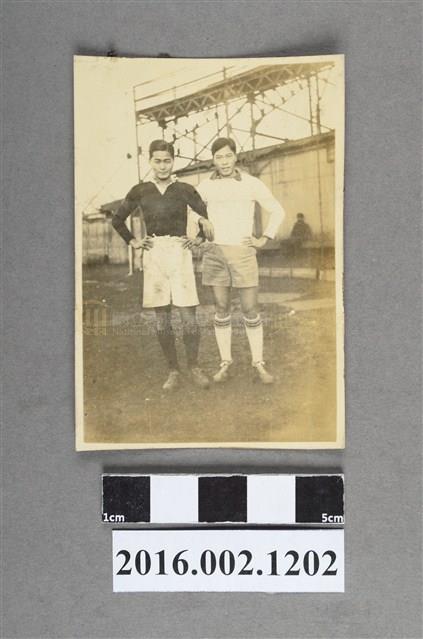 1930年代，早稻田大學時期柯子彰與張星賢於橄欖球場合影。
                                                                                資料來源：國立臺灣歷史博物館。
                                                                                