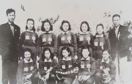 1948年，第七屆全國運動會臺灣省女子排球代表隊冠軍。
                                                                                資料來源：典藏臺灣／中華民國排球協會。
                                                                                