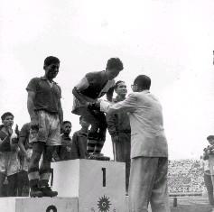 1958年，東京亞運會中華民國足球隊冠軍頒獎。
                                                                                資料來源：中央通訊社。
                                                                                