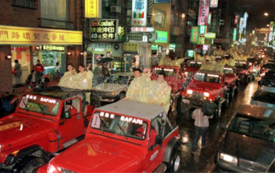 1998年，我國參加曼谷亞運會成績斐然，同年代表選手於12月21日晚間搭乘吉普車隊遊行，在臺北市街頭受到民眾歡迎。
                                                                                資料來源：中央通訊社。