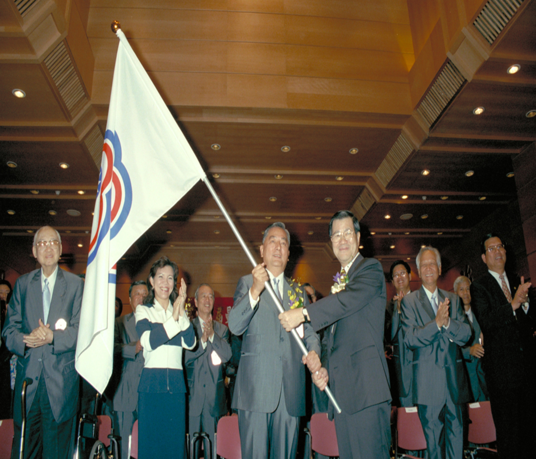 1998年，行政院長蕭萬長主持我國第十三屆曼谷亞運會代表團授旗典禮。
                                                                                資料來源：中央通訊社。