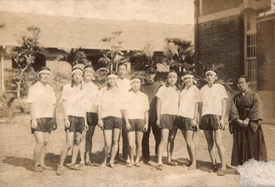 彰化高女田徑隊與師長們合影（林月雲、右二；蕭織、右四；菊地千代壽、右一）