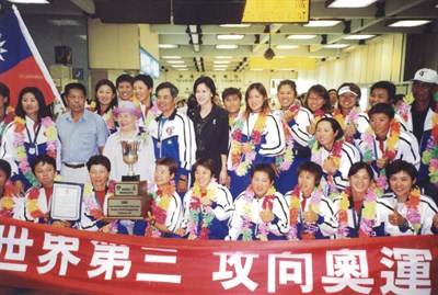 賴聖蓉2002年與女子壘球代表團合影