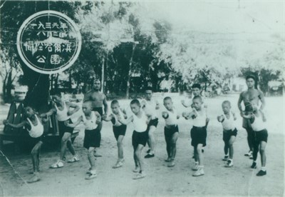 傅松南先生父親於中國哈爾濱公園教拳