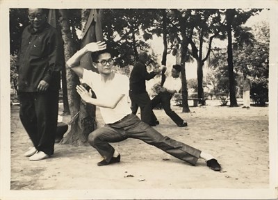戴士哲先生年輕時於臺北公園之練拳留影，一旁為其師張詳三先生。